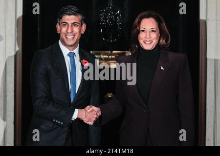 London, Großbritannien. November 2023. Der britische Premierminister Rishi Sunak begrüßt Kamala Harris, den Vizepräsidenten der Vereinigten Staaten, in der Downing Street 10, seinem offiziellen Wohnsitz und Regierungssitz. Harris ist für den KI-Gipfel im Bletchley Park in Großbritannien. Quelle: Imageplotter/Alamy Live News Stockfoto