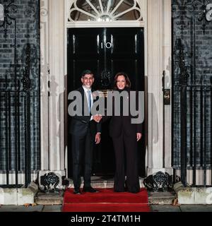 London, Großbritannien. November 2023. Der britische Premierminister Rishi Sunak begrüßt Kamala Harris, den Vizepräsidenten der Vereinigten Staaten, in der Downing Street 10, seinem offiziellen Wohnsitz und Regierungssitz. Harris ist für den KI-Gipfel im Bletchley Park in Großbritannien. Quelle: Imageplotter/Alamy Live News Stockfoto