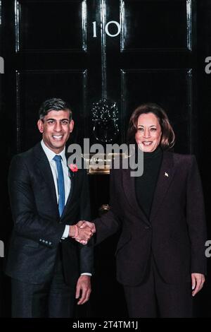 London, Großbritannien. November 2023. Der britische Premierminister Rishi Sunak begrüßt Kamala Harris, den Vizepräsidenten der Vereinigten Staaten, in der Downing Street 10, seinem offiziellen Wohnsitz und Regierungssitz. Harris ist für den KI-Gipfel im Bletchley Park in Großbritannien. Quelle: Imageplotter/Alamy Live News Stockfoto