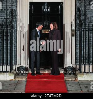 London, Großbritannien. November 2023. Der britische Premierminister Rishi Sunak begrüßt Kamala Harris, den Vizepräsidenten der Vereinigten Staaten, in der Downing Street 10, seinem offiziellen Wohnsitz und Regierungssitz. Harris ist für den KI-Gipfel im Bletchley Park in Großbritannien. Quelle: Imageplotter/Alamy Live News Stockfoto