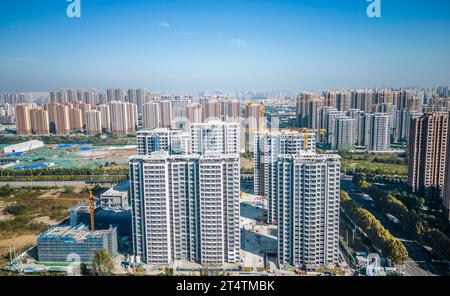 HEFEI, CHINA - 1. NOVEMBER 2023 - ein Luftbild zeigt ein Neuansiedlungs-Wohnungsprojekt in Hefei, Provinz Anhui, China Stockfoto