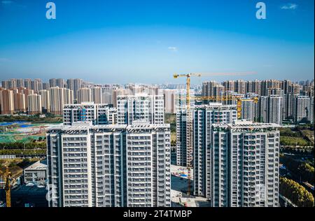 HEFEI, CHINA - 1. NOVEMBER 2023 - ein Luftbild zeigt ein Neuansiedlungs-Wohnungsprojekt in Hefei, Provinz Anhui, China Stockfoto