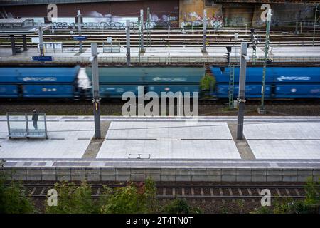 Ein Güterzug fährt durch den Bahnhof Berlin Gesundbrunnen Berlin, Deutschland 2022. Stockfoto