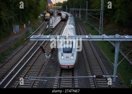 Zugverkehr am S-Bahnhof Prenzlauer Allee im Norden Berlins, Deutschland 2022. Stockfoto