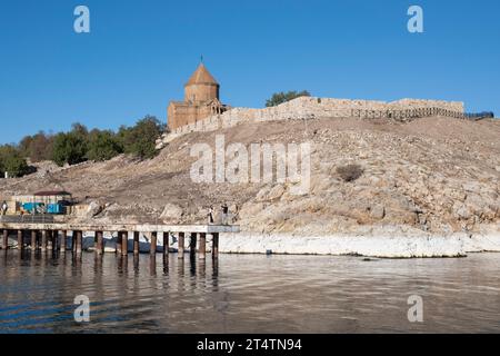 Blick auf die Kirche Akhtamar vom Boot zur Insel Aktamar. Die im Hintergrund sichtbare Insel ist die Insel Akhtamar. Akhtamar Church ist eine Kirche auf der Insel Akdamar am Van-See im Osten der Türkei. Die Kirche, auch Kathedrale des Heiligen Kreuzes genannt, ist eine mittelalterliche armenische Kirche und wurde 915–921 vom Architekten Manuel erbaut. Die Kirche, in der die 11. Messe im September stattfand, wird als Museum genutzt. Stockfoto