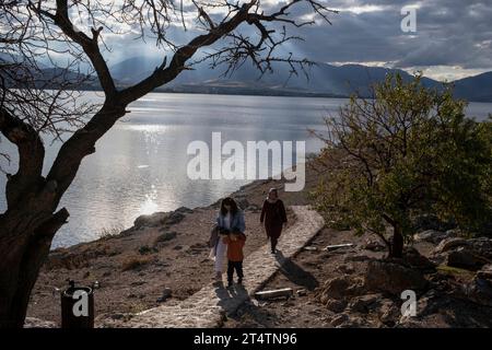 Familien, die Akhtamar Island und die Kirche besuchen. Die im Hintergrund sichtbare Insel ist die Insel Akhtamar. Akhtamar Church ist eine Kirche auf der Insel Akdamar am Van-See im Osten der Türkei. Die Kirche, auch Kathedrale des Heiligen Kreuzes genannt, ist eine mittelalterliche armenische Kirche und wurde 915–921 vom Architekten Manuel erbaut. Die Kirche, in der die 11. Messe im September stattfand, wird als Museum genutzt. Stockfoto