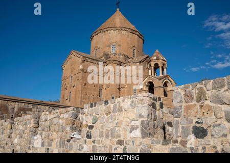 Allgemeine Ansicht der Akhtamar-Kirche. Die im Hintergrund sichtbare Insel ist die Insel Akhtamar. Akhtamar Church ist eine Kirche auf der Insel Akdamar am Van-See im Osten der Türkei. Die Kirche, auch Kathedrale des Heiligen Kreuzes genannt, ist eine mittelalterliche armenische Kirche und wurde 915–921 vom Architekten Manuel erbaut. Die Kirche, in der die 11. Messe im September stattfand, wird als Museum genutzt. Stockfoto