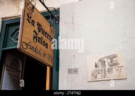 Bogota, Kolumbien - 2. Juli 2023. Eingang zum berühmten traditionellen Restaurant La Puerta Falsa, neben der Primatenkathedrale von Kolumbien, A f Stockfoto