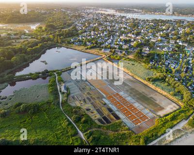 Aus der Vogelperspektive des Salzwassers Kervillen mit der Stadt La Trinité-sur-Mer im Hintergrund (Morbihan, Bretagne, Frankreich). Kleine handwerkliche Salzextraktion. Stockfoto