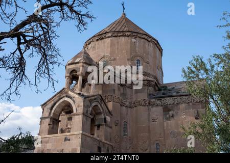 Van, Türkei. Oktober 2023. Die Akhtamar-Kirche befindet sich in einzigartiger Lage zwischen den Bäumen. Die im Hintergrund sichtbare Insel ist die Insel Akhtamar. Akhtamar Church ist eine Kirche auf der Insel Akdamar am Van-See im Osten der Türkei. Die Kirche, auch Kathedrale des Heiligen Kreuzes genannt, ist eine mittelalterliche armenische Kirche und wurde 915–921 vom Architekten Manuel erbaut. Die Kirche, in der die 11. Messe im September stattfand, wird als Museum genutzt. (Credit Image: © Bilal Seckin/SOPA Images via ZUMA Press Wire) NUR REDAKTIONELLE VERWENDUNG! Nicht für kommerzielle ZWECKE! Stockfoto
