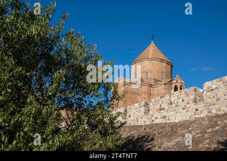 Van, Türkei. Oktober 2023. Die Akhtamar-Kirche befindet sich in einzigartiger Lage zwischen den Bäumen. Die im Hintergrund sichtbare Insel ist die Insel Akhtamar. Akhtamar Church ist eine Kirche auf der Insel Akdamar am Van-See im Osten der Türkei. Die Kirche, auch Kathedrale des Heiligen Kreuzes genannt, ist eine mittelalterliche armenische Kirche und wurde 915–921 vom Architekten Manuel erbaut. Die Kirche, in der die 11. Messe im September stattfand, wird als Museum genutzt. (Credit Image: © Bilal Seckin/SOPA Images via ZUMA Press Wire) NUR REDAKTIONELLE VERWENDUNG! Nicht für kommerzielle ZWECKE! Stockfoto