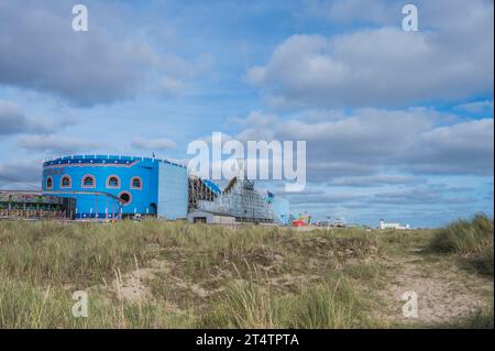 Das Bild zeigt den Pleasure Beach im englischen Ferienort Great Yarmouth mit Blick über die Sanddünen zum Wellington Pier Stockfoto