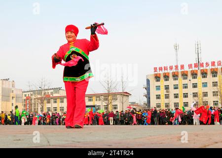 Luannan County – 19. Februar: Traditionelle chinesische Yangko-Volkstanz-Aufführung auf der Straße, am 19. Februar 2016 im Luannan County, hebei Provin Stockfoto