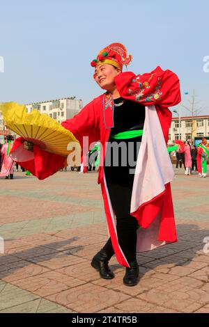 Luannan County – 19. Februar: Traditionelle chinesische Yangko-Volkstanz-Aufführung auf der Straße, am 19. Februar 2016 im Luannan County, hebei Provin Stockfoto