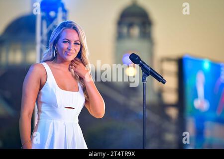 Sydney, Australien - 4. Dezember 2020: Samantha Jade tritt auf der Bühne während des Royal Randwick Christmas Festival auf der Rennbahn Royal Randwick auf. Stockfoto