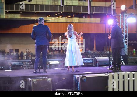 Sydney, Australien - 4. Dezember 2020: Samantha Jade tritt auf der Bühne während des Royal Randwick Christmas Festival auf der Rennbahn Royal Randwick auf. Stockfoto