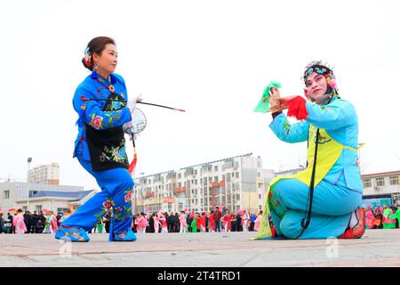 Luannan County – 19. Februar: Traditionelle chinesische Yangko-Volkstanz-Aufführung auf der Straße, am 19. Februar 2016 im Luannan County, hebei Provin Stockfoto