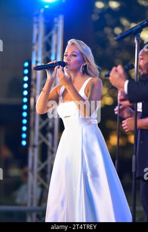 Sydney, Australien - 4. Dezember 2020: Samantha Jade tritt auf der Bühne während des Royal Randwick Christmas Festival auf der Rennbahn Royal Randwick auf. Stockfoto