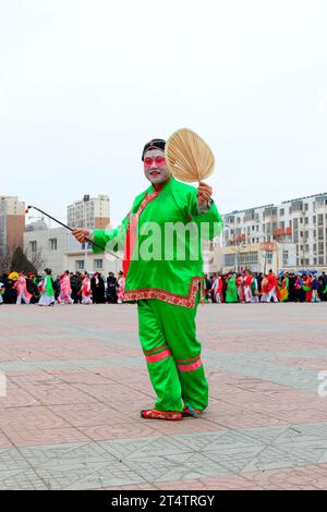 Luannan County – 19. Februar: Traditionelle chinesische Yangko-Volkstanz-Aufführung auf der Straße, am 19. Februar 2016 im Luannan County, hebei Provin Stockfoto