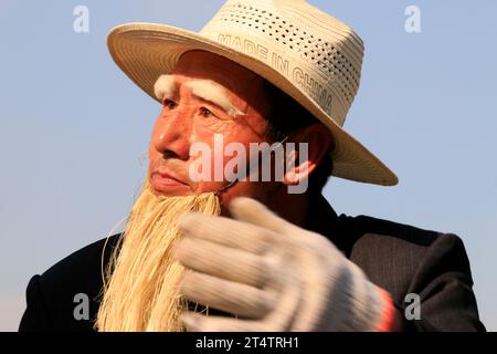 Luannan County – 19. Februar: Traditionelle chinesische Yangko-Volkstanz-Aufführung auf der Straße, am 19. Februar 2016 im Luannan County, hebei Provin Stockfoto