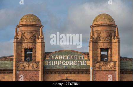 Das Bild zeigt die Fassade des Hippodrome Theatre Building entlang der Marine Parade im englischen Ferienort Great Yarmouth Stockfoto