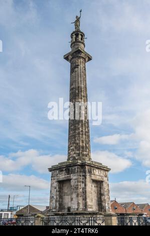 Das Bild zeigt die 41 Meter hohe Admiral Lord Nelson Britannia Monument Memorial Säule. Stockfoto