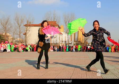 Luannan County – 19. Februar: Traditionelle chinesische Yangko-Volkstanz-Aufführung auf der Straße, am 19. Februar 2016 im Luannan County, hebei Provin Stockfoto