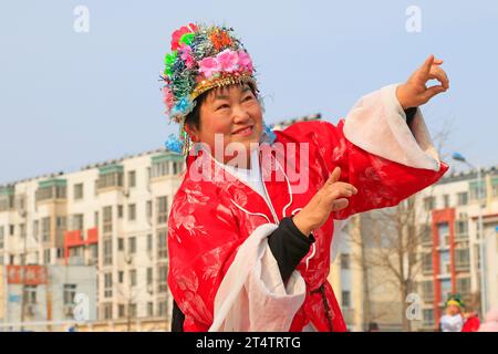 Luannan County – 19. Februar: Traditionelle chinesische Yangko-Volkstanz-Aufführung auf der Straße, am 19. Februar 2016 im Luannan County, hebei Provin Stockfoto