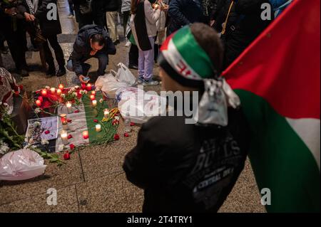 Madrid, Spanien. November 2023. Leute zünden Kerzen während einer Mahnwache, die Palästina unterstützt. Die palästinensische Gemeinschaft in Madrid hat eine Mahnwache abgehalten, die mit dem Allerheiligen und dem Tag der Toten zusammenfällt, um gegen die Palästinenser zu protestieren, die in Gaza getötet wurden. Nach einem tödlichen Angriff der Hamas im Süden Israels am 7. Oktober hat Israel intensive Luftangriffe und eine mögliche Bodeninvasion auf den Gazastreifen durchgeführt. Quelle: Marcos del Mazo/Alamy Live News Stockfoto