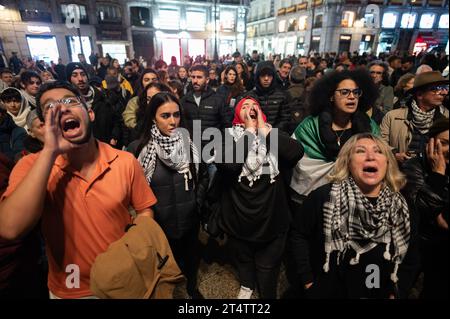 Madrid, Spanien. November 2023. Demonstranten schreien während einer Mahnwache, die Palästina unterstützt. Die palästinensische Gemeinschaft in Madrid hat eine Mahnwache abgehalten, die mit dem Allerheiligen und dem Tag der Toten zusammenfällt, um gegen die Palästinenser zu protestieren, die in Gaza getötet wurden. Nach einem tödlichen Angriff der Hamas im Süden Israels am 7. Oktober hat Israel intensive Luftangriffe und eine mögliche Bodeninvasion auf den Gazastreifen durchgeführt. Quelle: Marcos del Mazo/Alamy Live News Stockfoto