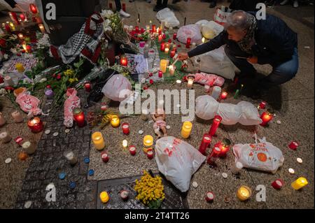 Madrid, Spanien. November 2023. Leute zünden Kerzen während einer Mahnwache, die Palästina unterstützt. Die palästinensische Gemeinschaft in Madrid hat eine Mahnwache abgehalten, die mit dem Allerheiligen und dem Tag der Toten zusammenfällt, um gegen die Palästinenser zu protestieren, die in Gaza getötet wurden. Nach einem tödlichen Angriff der Hamas im Süden Israels am 7. Oktober hat Israel intensive Luftangriffe und eine mögliche Bodeninvasion auf den Gazastreifen durchgeführt. Quelle: Marcos del Mazo/Alamy Live News Stockfoto