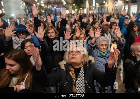 Madrid, Spanien. November 2023. Die Menschen heben ihre Hände während einer Mahnwache, die Palästina unterstützt. Die palästinensische Gemeinschaft in Madrid hat eine Mahnwache abgehalten, die mit dem Allerheiligen und dem Tag der Toten zusammenfällt, um gegen die Palästinenser zu protestieren, die in Gaza getötet wurden. Nach einem tödlichen Angriff der Hamas im Süden Israels am 7. Oktober hat Israel intensive Luftangriffe und eine mögliche Bodeninvasion auf den Gazastreifen durchgeführt. Quelle: Marcos del Mazo/Alamy Live News Stockfoto