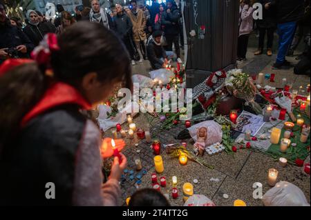 Madrid, Spanien. November 2023. Leute zünden Kerzen während einer Mahnwache, die Palästina unterstützt. Die palästinensische Gemeinschaft in Madrid hat eine Mahnwache abgehalten, die mit dem Allerheiligen und dem Tag der Toten zusammenfällt, um gegen die Palästinenser zu protestieren, die in Gaza getötet wurden. Nach einem tödlichen Angriff der Hamas im Süden Israels am 7. Oktober hat Israel intensive Luftangriffe und eine mögliche Bodeninvasion auf den Gazastreifen durchgeführt. Quelle: Marcos del Mazo/Alamy Live News Stockfoto