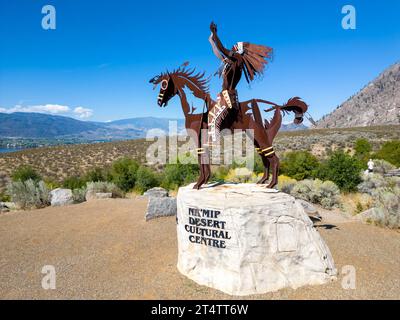 Osoyoos, British Columbia, Kanada - 7. September 2023: Die Chief Sculpture im NK’MIP Desert Culture Centre ist ein Zentrum für Interpretation in Osoyoos, Briti Stockfoto