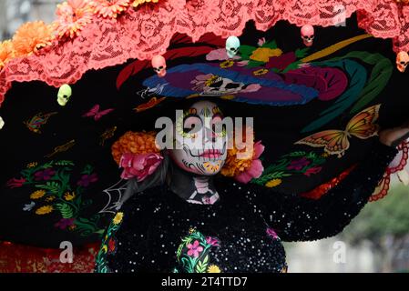 Mexiko-Stadt, Mexiko. November 2023. Eine Frau, die als Catrina verkleidet ist, wird während des Mega Monumental Opfers des Todestages im Zocalo von Mexiko-Stadt gesehen. Am 1. November 2023 in Mexiko-Stadt. (Kreditbild: © Carlos Tischler/OKULARBOGEN via ZUMA Press Wire) NUR REDAKTIONELLE VERWENDUNG! Nicht für kommerzielle ZWECKE! Stockfoto