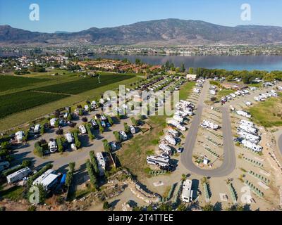 Osoyoos, British Columbia, Kanada - 8. September 2023: Drohnenansicht des NK' mip wohnmobilparks und Campingplatzes in Osoyoos, British Columbia, Kanada. Stockfoto