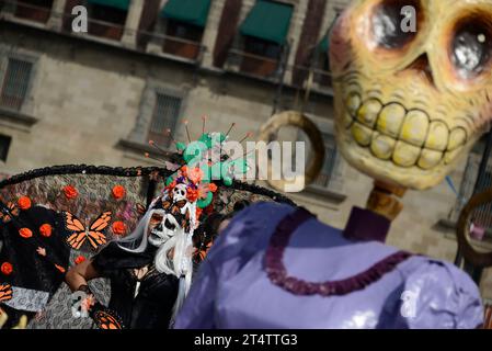 Mexiko-Stadt, Mexiko. November 2023. Eine Frau verkleidet als Catrina, das Mega-Monumentalopfer des Todestages im Zocalo von Mexiko-Stadt. Am 1. November 2023 in Mexiko-Stadt. (Kreditbild: © Carlos Tischler/OKULARBOGEN via ZUMA Press Wire) NUR REDAKTIONELLE VERWENDUNG! Nicht für kommerzielle ZWECKE! Stockfoto