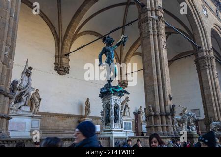 Florenz, Italien. Skulptur des Perseus mit dem Kopf der Medusa (1545) von Benvenuto Cellini, Loggia dei Lanzi in Florenz, der Hauptstadt der Toskana Stockfoto