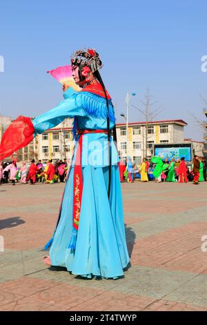 Luannan County – 21. Februar: Traditioneller chinesischer Yangko-Volkstanz auf der Straße, am 21. Februar 2016 im Luannan County, hebei Provin Stockfoto