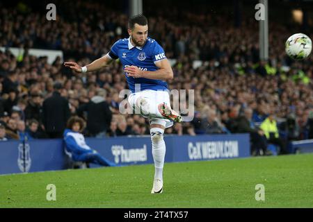 Everton, Großbritannien. November 2023. Jack Harrison von Everton überquert den Ball. Carabao Cup, EFL Cup Match, Everton gegen Burnley im Goodison Park in Liverpool am Mittwoch, 1. November 2023. Dieses Bild darf nur für redaktionelle Zwecke verwendet werden. Nur redaktionelle Verwendung, Bild von Chris Stading/Andrew Orchard Sportfotografie/Alamy Live News Credit: Andrew Orchard Sportfotografie/Alamy Live News Stockfoto