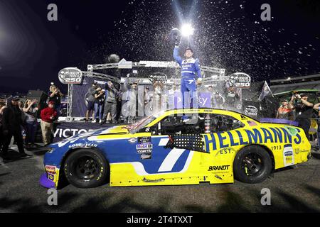 Ridgeway, VA, USA. Oktober 2023. Justin Allgaier (7), Fahrer der NASCAR Xfinity Series, gewinnt auf dem Martinsville Speedway in Ridgeway VA die Dead on Tools 250. (Credit Image: © Stephen A Arce Grindstone Media/ASP) NUR REDAKTIONELLE VERWENDUNG! Nicht für kommerzielle ZWECKE! Stockfoto