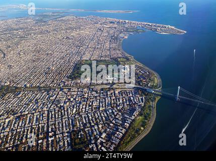 Aus der Vogelperspektive auf die Verrazzano-Narrows Bridge, Dyker Heights, Bay Ridge und Fort Hamilton in Brooklyn, New York City Stockfoto