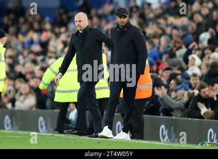 Goodison Park, Liverpool, Großbritannien. November 2023. Carabao Cup Football, Everton gegen Burnley; Burnley-Manager Vincent Kompany sieht bei den Full Time Credit: Action Plus Sports/Alamy Live News niedergeschlagen aus Stockfoto