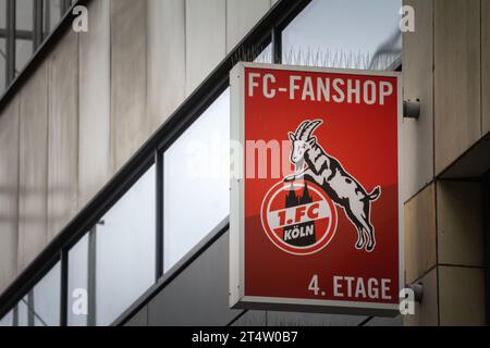 Bild des FC Köln Logo vor dem Fanshop des Teams, der offiziellen Boutique in Köln. 1. Fußball-Club Köln 01/07 e. V., allgemein KN Stockfoto