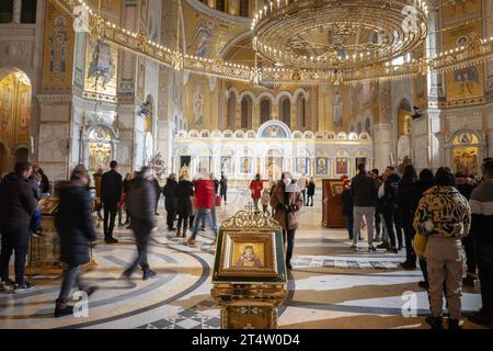 Bild des Altars des Sveti-Sava-Tempels mit betenden Menschen in Belgrad, Serbien. Ikonen sind ein Symbol des orthodoxen Glaubens. Die Kirche St. S. Stockfoto