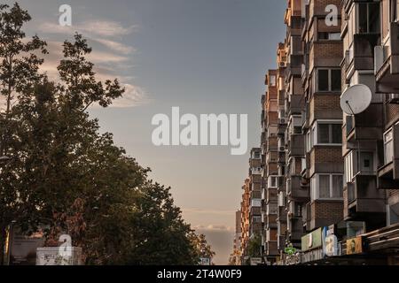 Selektive Unschärfe in Hochhäusern aus bulevar oslobodjenja in Novi Sad, Serbien, traditionelles kommunistisches Wohnensemble im brutalistischen Stil Stockfoto