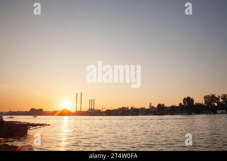 Bild des Panoramas einer Industrielandschaft, aufgenommen in belgrad, Serbien. Typische Geräte wie Kamine, Pflanzen, Fabriken sind sichtbar Stockfoto