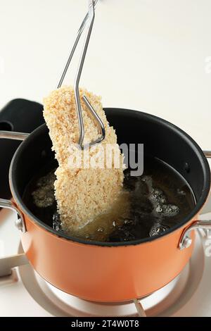 Frittiertes Tonkatsu oder Hühnchen-Katsu in einer Pfanne, Kochprozess in der Küche Stockfoto