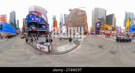 360 Grad Panorama Ansicht von New York, NY, USA - 27. Oktober 2023: Touristenziel NYC New York Times Square