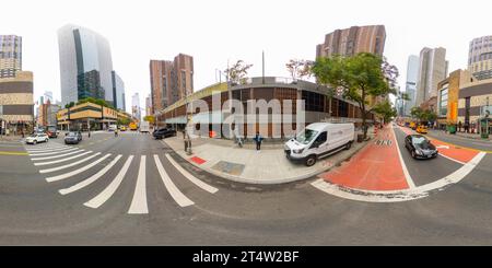 360 Grad Panorama Ansicht von New York, NY, USA - 27. Oktober 2023: Manhattan Plaza Parking. 360 VR äquirechteckiges Foto